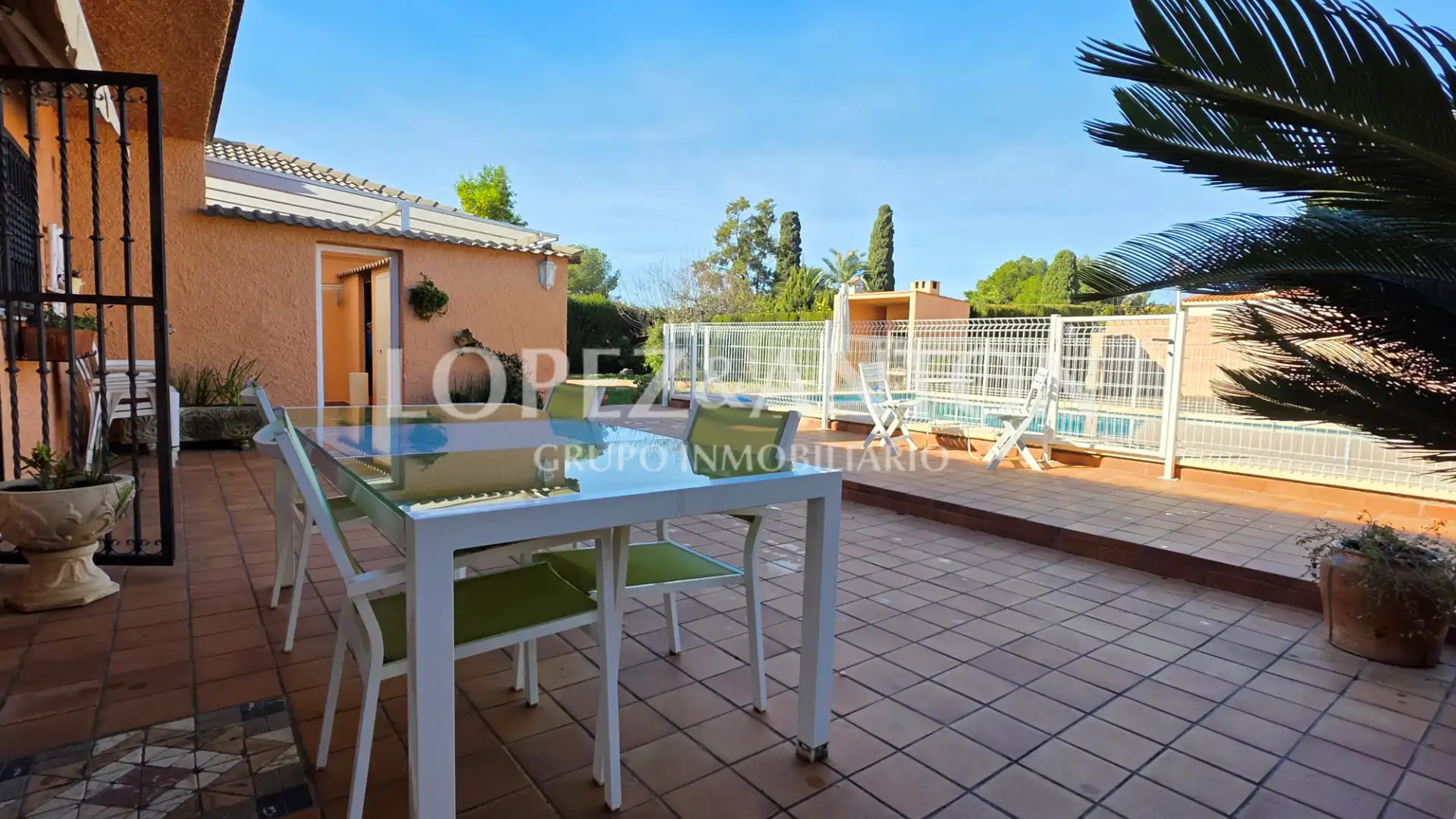 Terrassa de Casa o xalet en venda en La Pobla de Vallbona amb Aire condicionat, Calefacció i Jardí privat