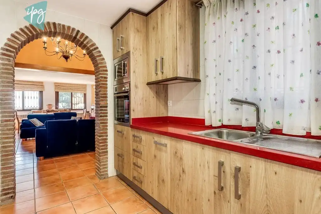 Cuina de Casa o xalet en venda en Estepona amb Aire condicionat, Calefacció i Jardí privat
