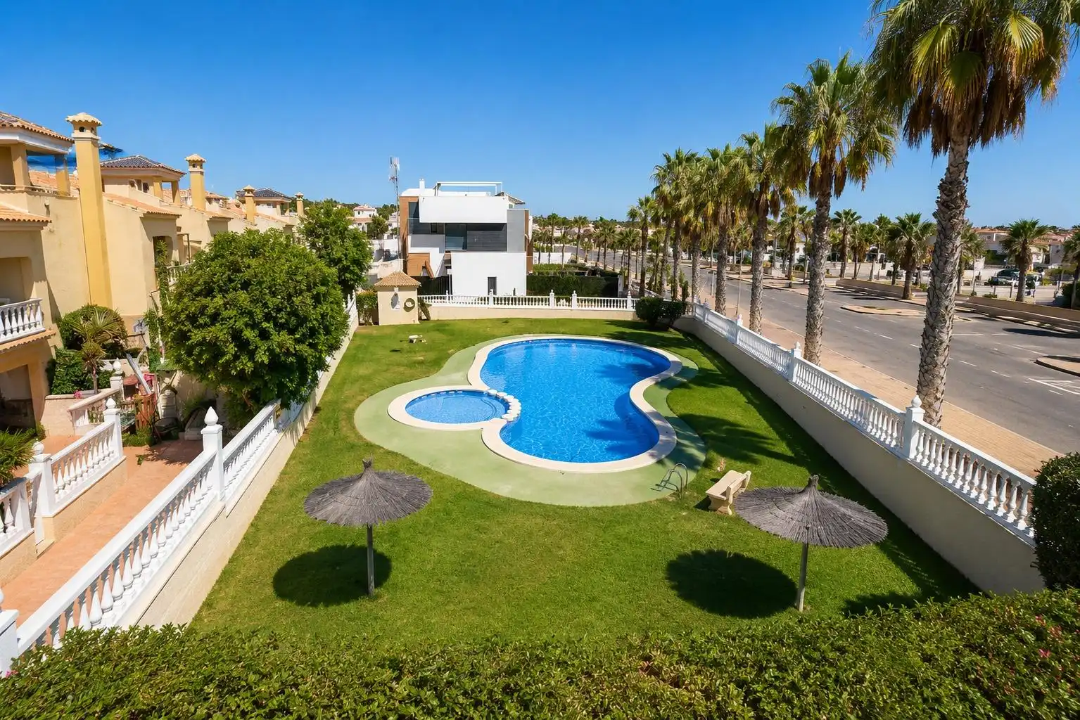 Piscina de Casa o xalet en venda en Orihuela amb Aire condicionat, Jardí privat i Piscina