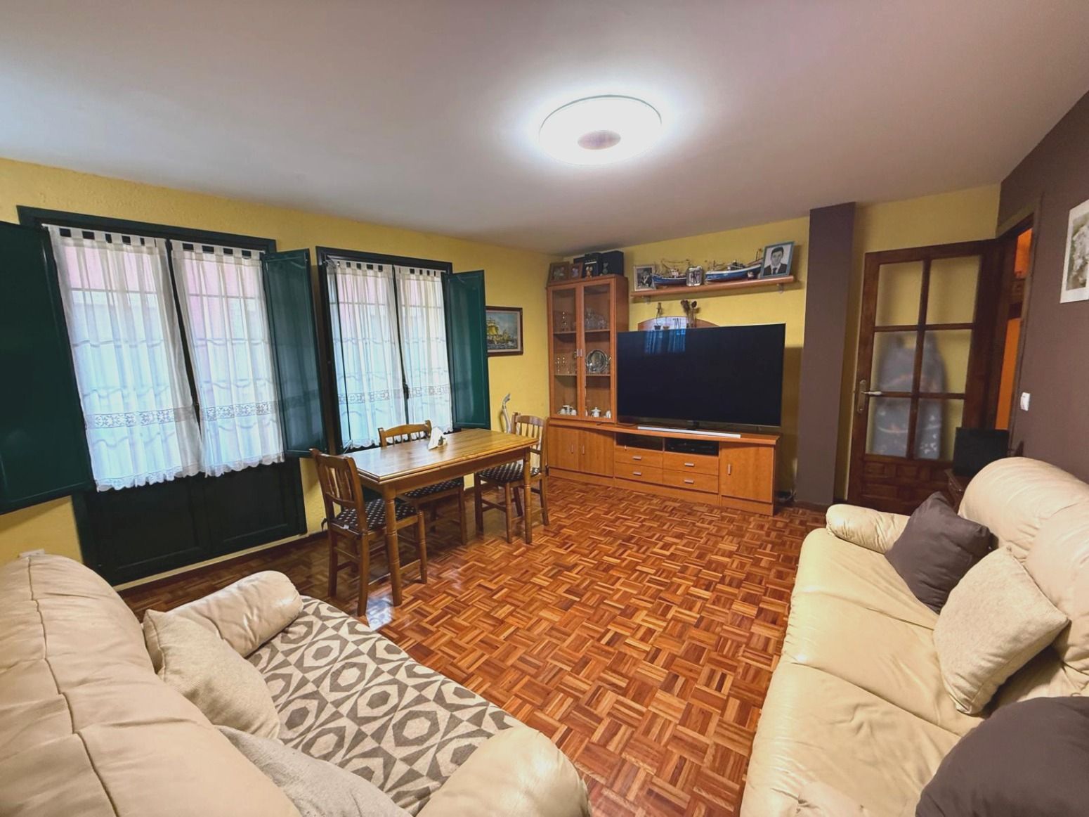 Sala d'estar de Pis en venda en Avilés amb Calefacció, Parquet i Traster