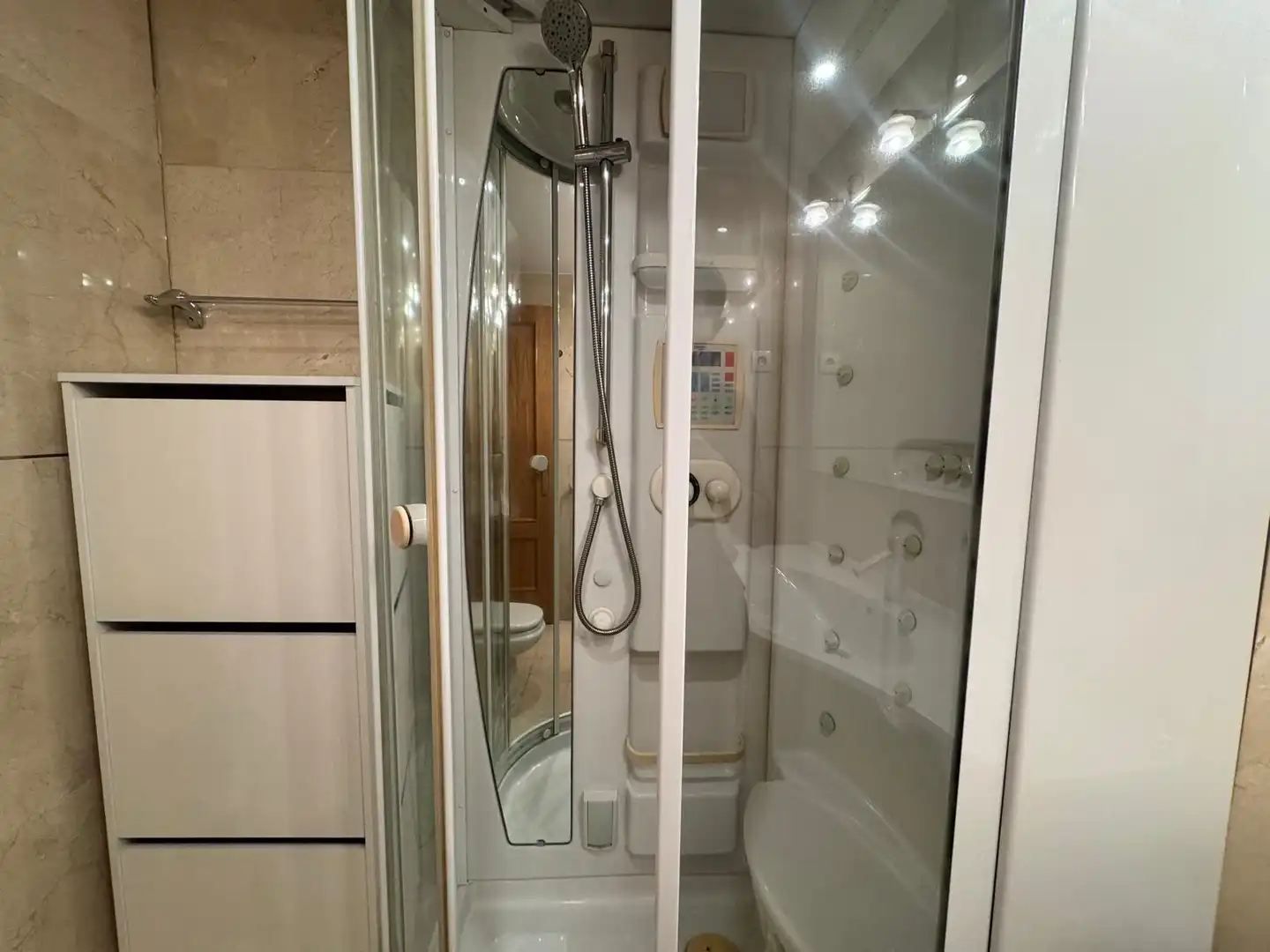 Baño de Piso de alquiler en Madrid con Aire acondicionado y Calefacción