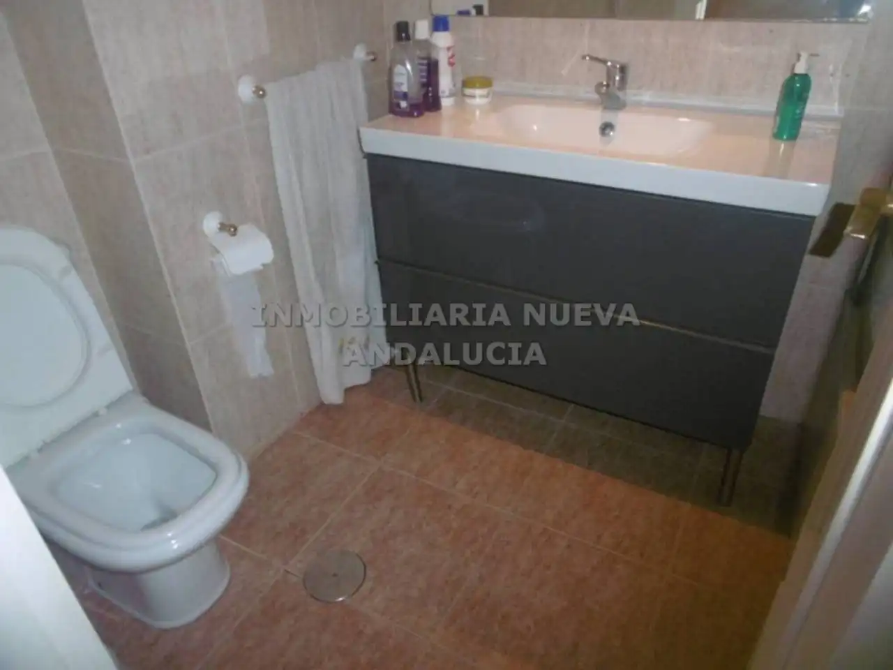 Bany de Pis de lloguer en Almería amb Aire condicionat, Terrassa i Moblat