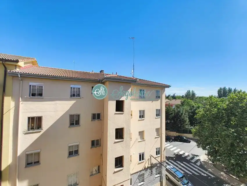 Vista exterior de Piso en venta en Segovia con Calefacción, Parquet y Terraza