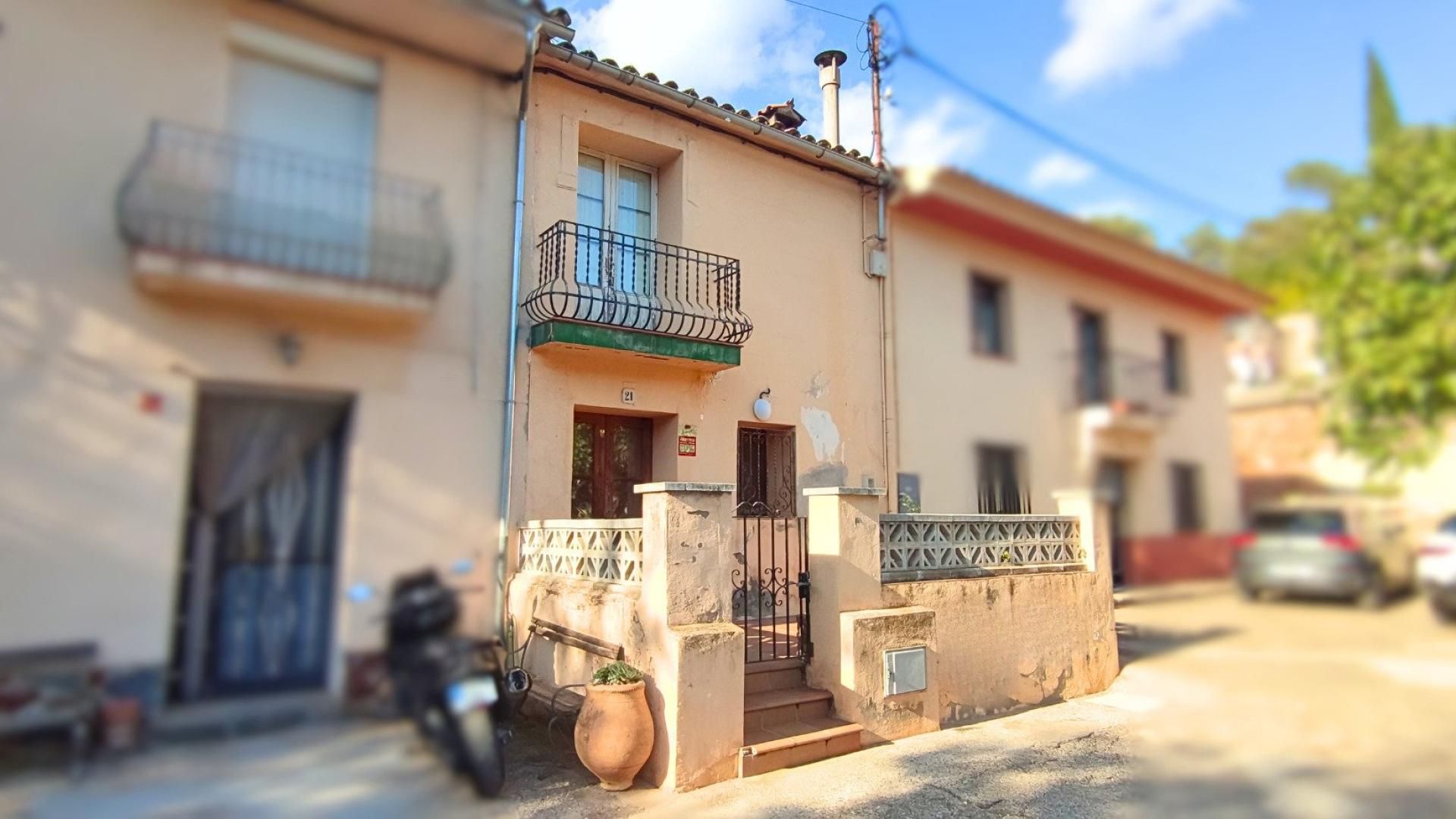 Vista exterior de Casa adosada en venda en Molins de Rei amb Terrassa i Balcó