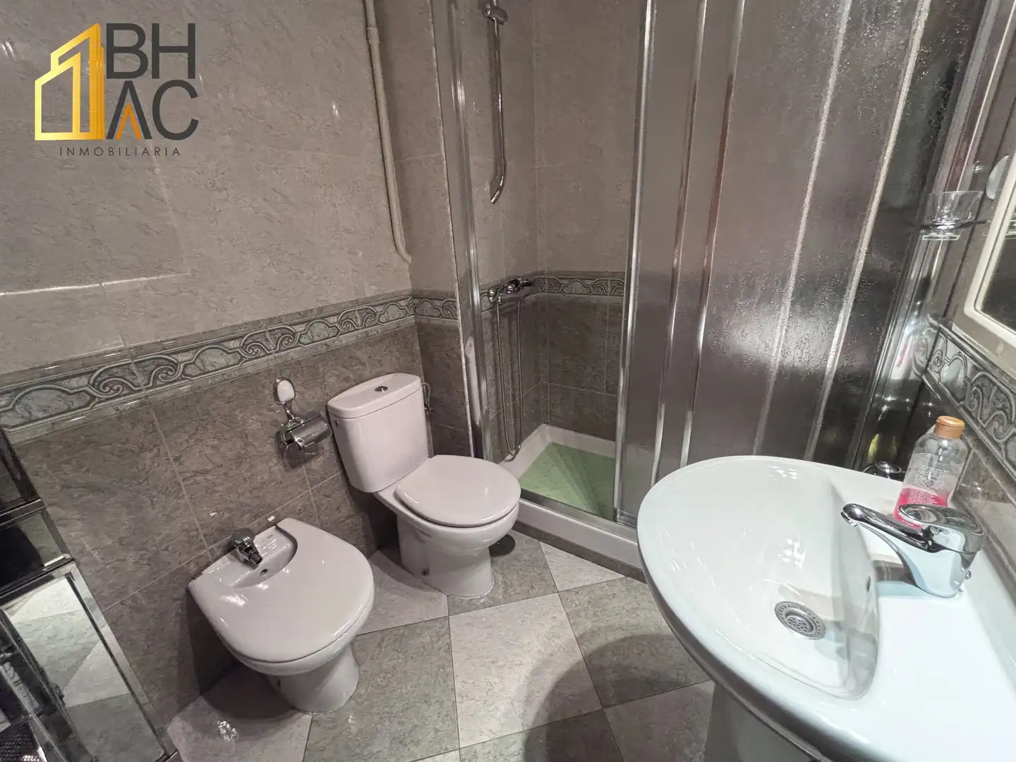 Bathroom of Flat for sale in Madrid  with Air Conditioner and Heating