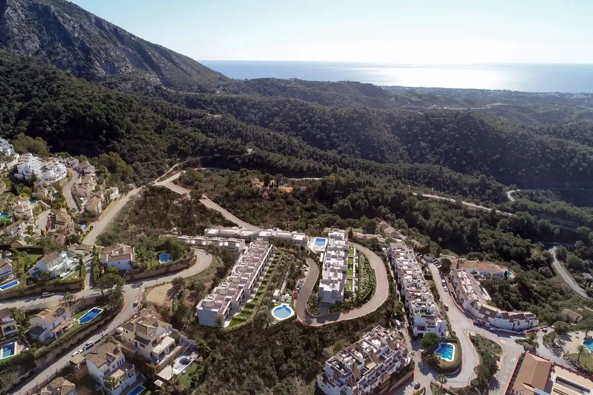Vista exterior de Àtic en venda en Istán amb Aire condicionat, Terrassa i Sauna