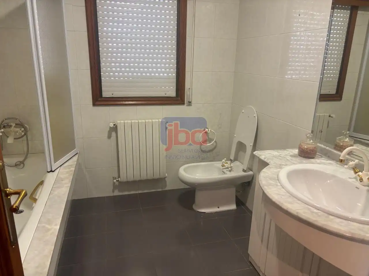 Bany de Casa o xalet en venda en Ourense Capital  amb Calefacció, Jardí privat i Terrassa