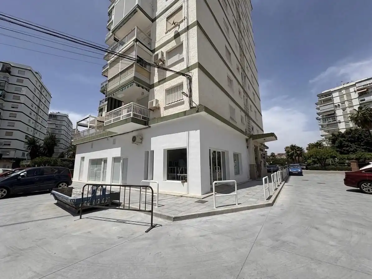 Vista exterior de Local de alquiler en Vélez-Málaga con Aire acondicionado