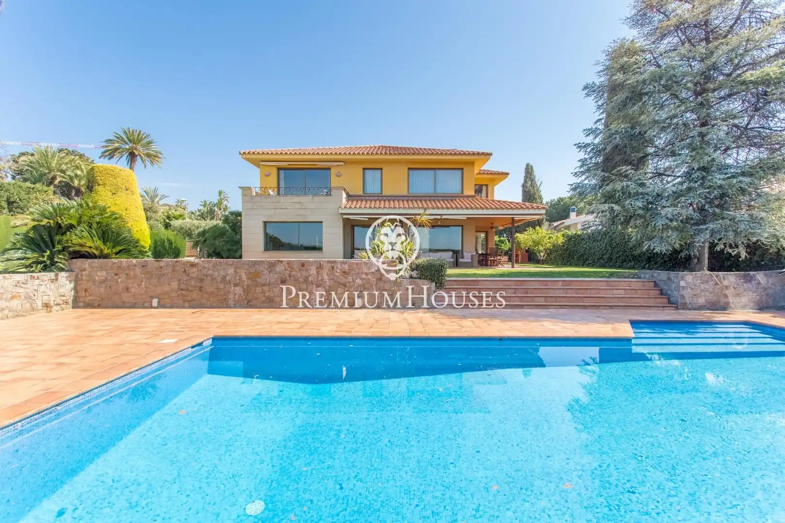 Vista exterior de Casa o xalet en venda en Alella amb Aire condicionat, Calefacció i Jardí privat