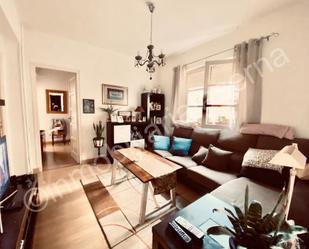 Sala d'estar de Pis en venda en León Capital  amb Calefacció, Parquet i Terrassa