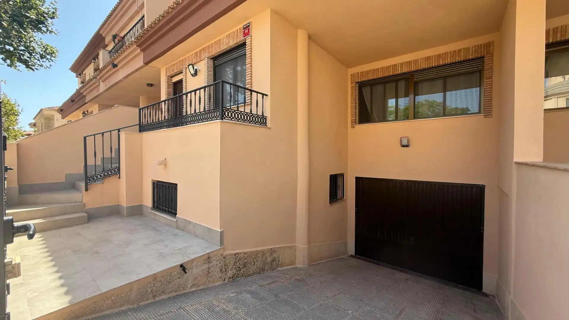 Vista exterior de Casa adosada en venda en Pilar de la Horadada amb Jardí privat i Terrassa
