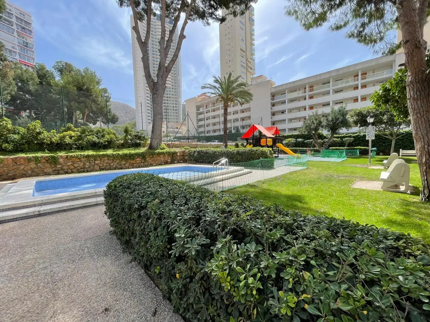 Außenansicht von Wohnungen zum Verkauf in Benidorm mit Gemeinschaftspool