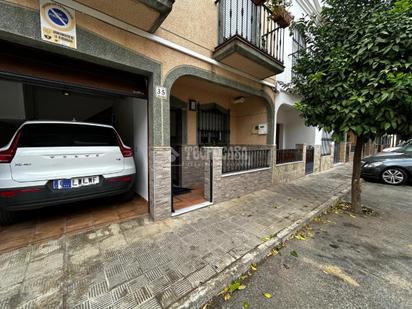 Vista exterior de Casa adosada en venda en La Rinconada amb Aire condicionat i Balcó