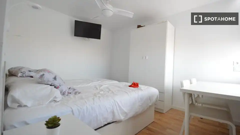 Bedroom of Flat for rent in Valencia  with Air Conditioner, Heating and Furnished