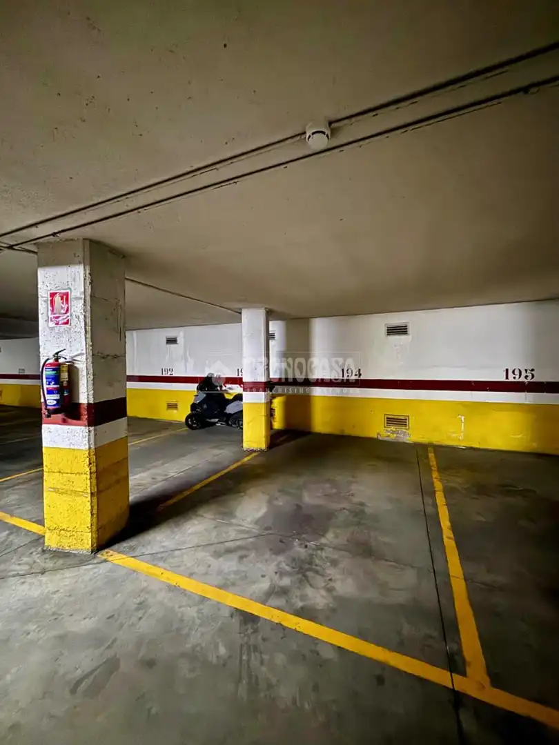 Parking de Piso en venta en Madrid con Aire acondicionado, Calefacción y Piscina comunitaria