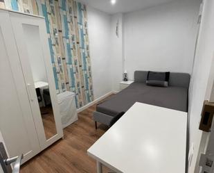 Dormitori de Apartament per a compartir en Badalona amb Moblat, Forn i Rentadora