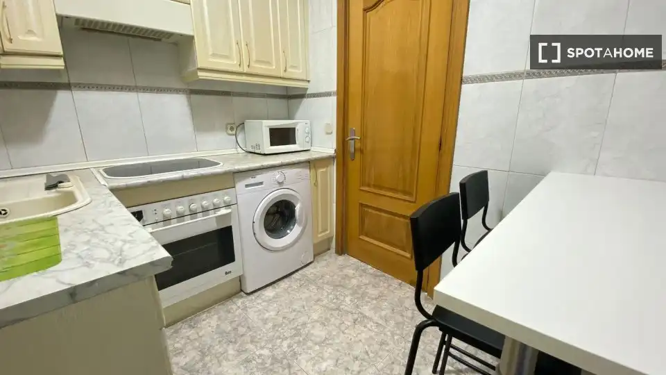 Cuina de Pis de lloguer en Madrid amb Aire condicionat, Calefacció i Moblat