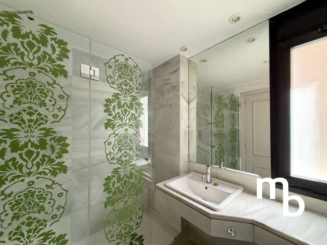 Badezimmer von Wohnung zur Miete in Madrid mit Klimaanlage und Möbliert
