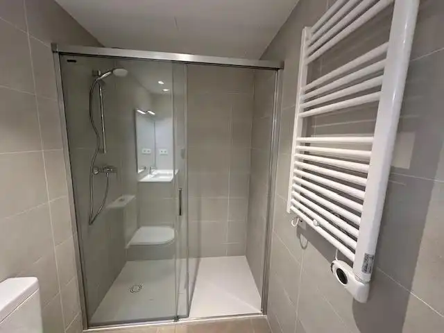 Badezimmer von Wohnung zur Miete in Badalona mit Heizung und Balkon