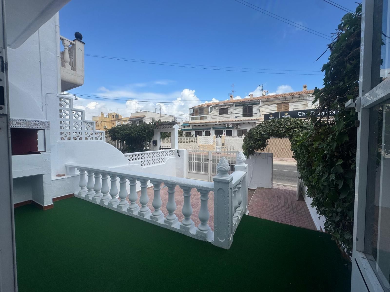 Vista exterior de Casa adosada en venda en Torrevieja amb Jardí privat, Terrassa i Traster