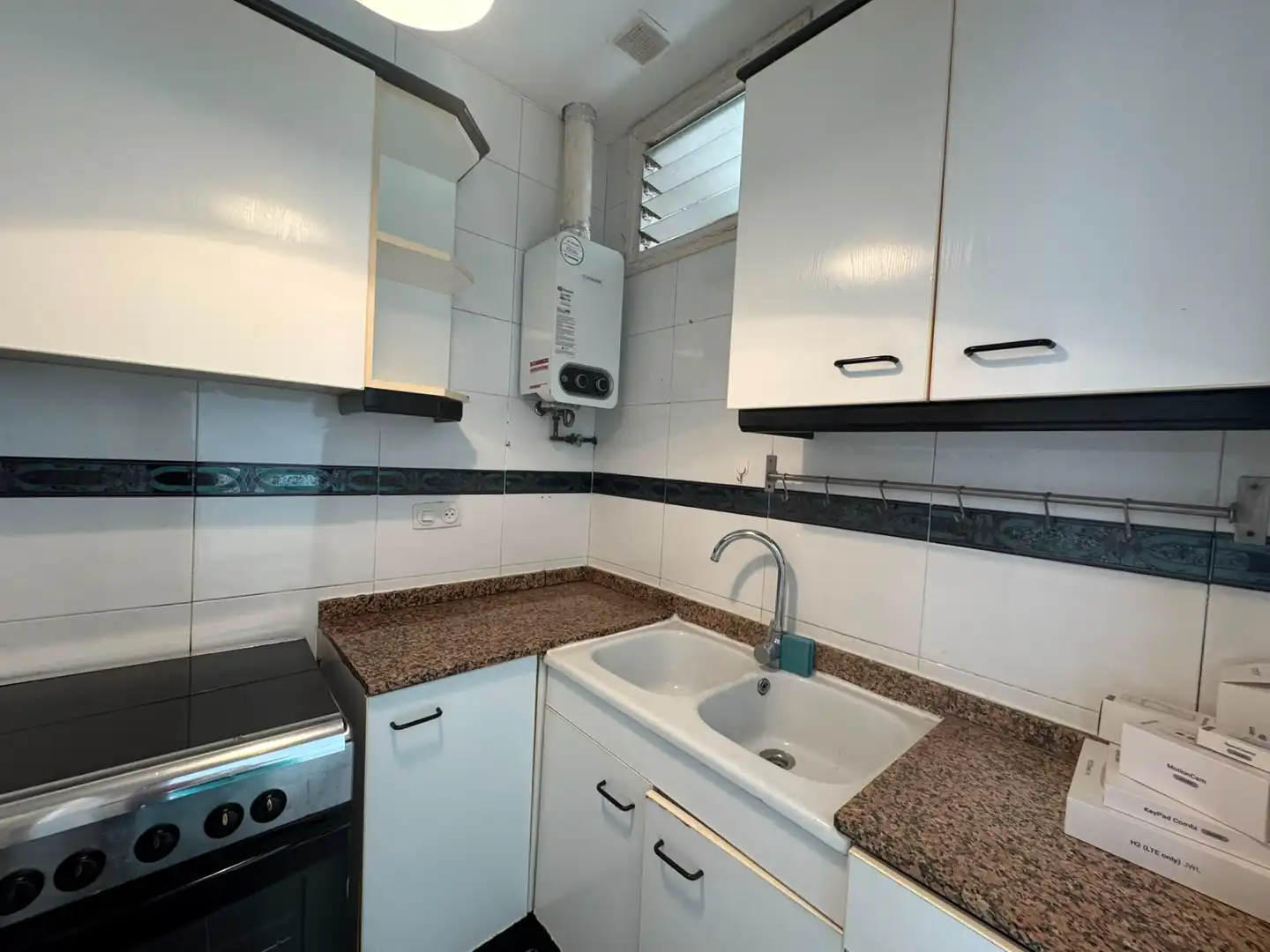 Cocina de Piso en venta en Barcelona con Horno, Microondas y Balcón