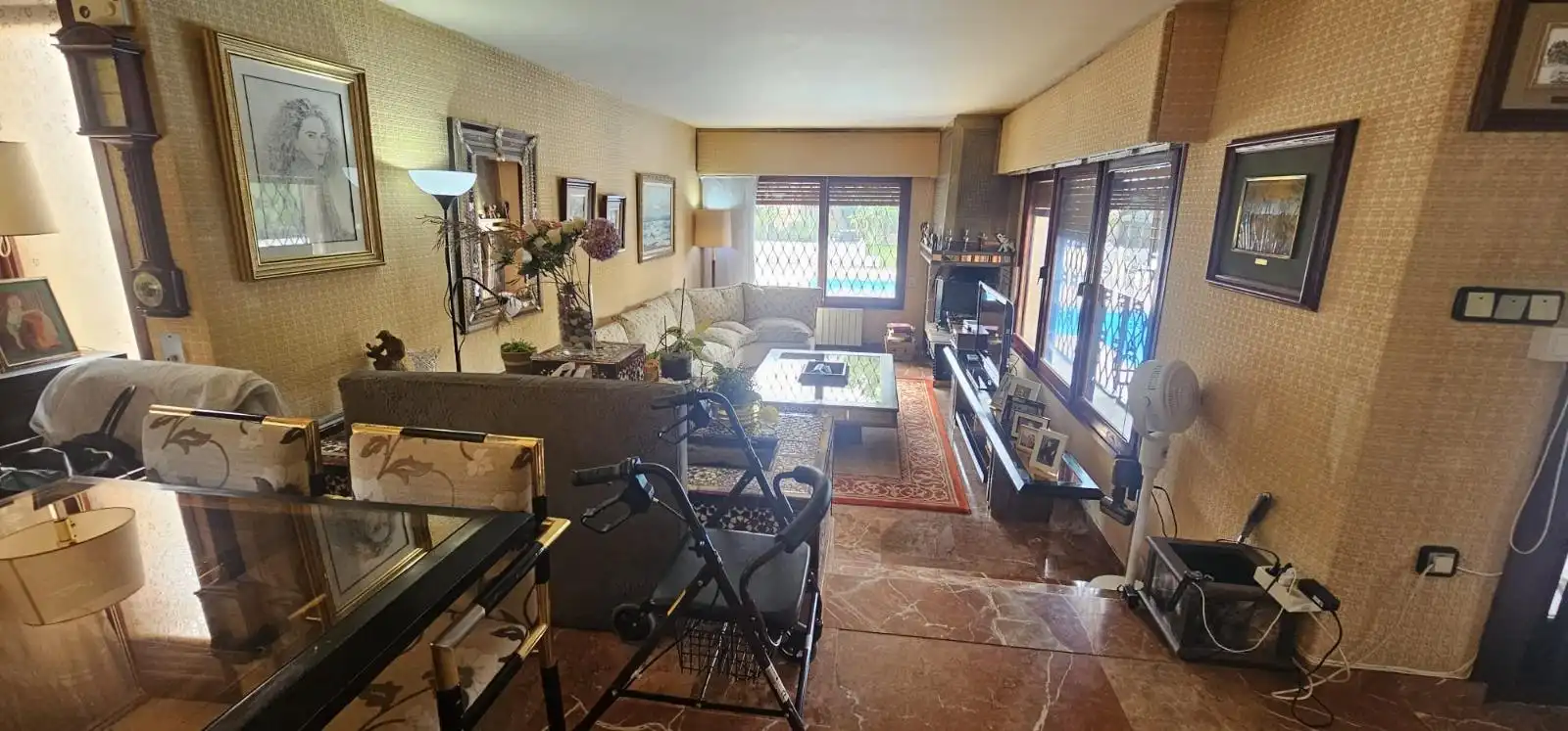 Sala d'estar de Casa o xalet en venda en Mutxamel amb Jardí privat, Piscina i Moblat