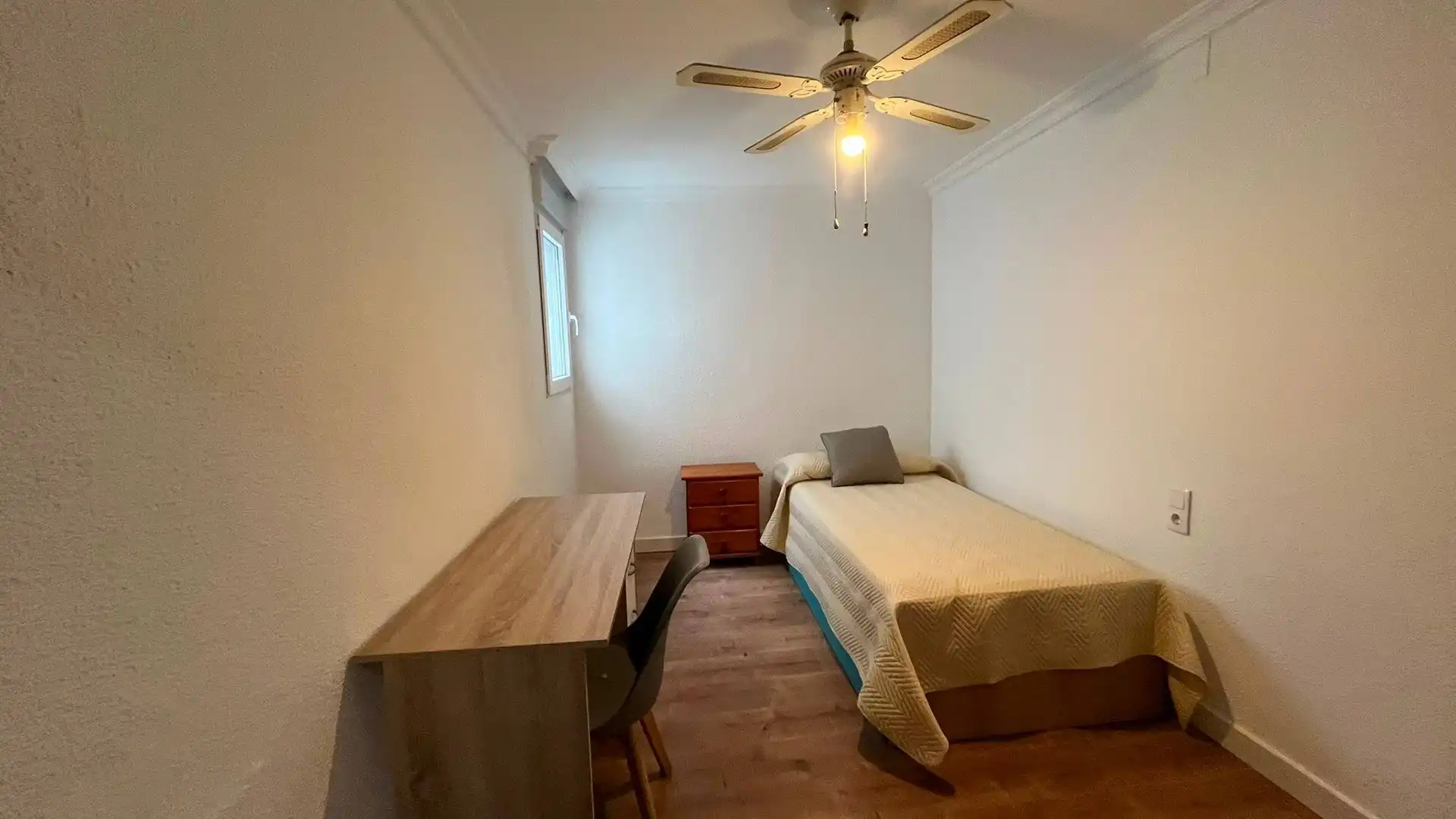 Room in Carrer Mare de Deu dels desamparats, Centro