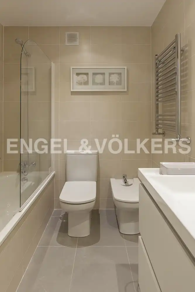 Bathroom of Flat for rent in Madrid  with Air Conditioner, Heating and Private garden