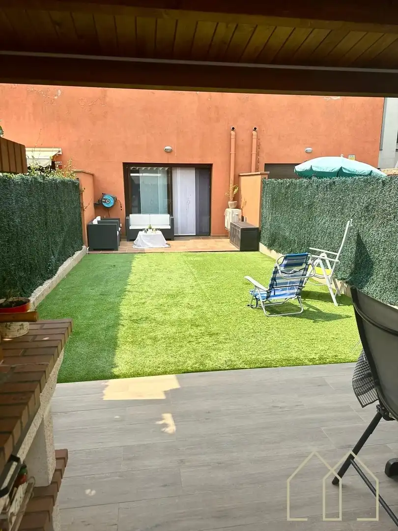 Terrasse von Einfamilien-Reihenhaus zum Verkauf in Caldes de Malavella mit Klimaanlage, Heizung und Privatgarten