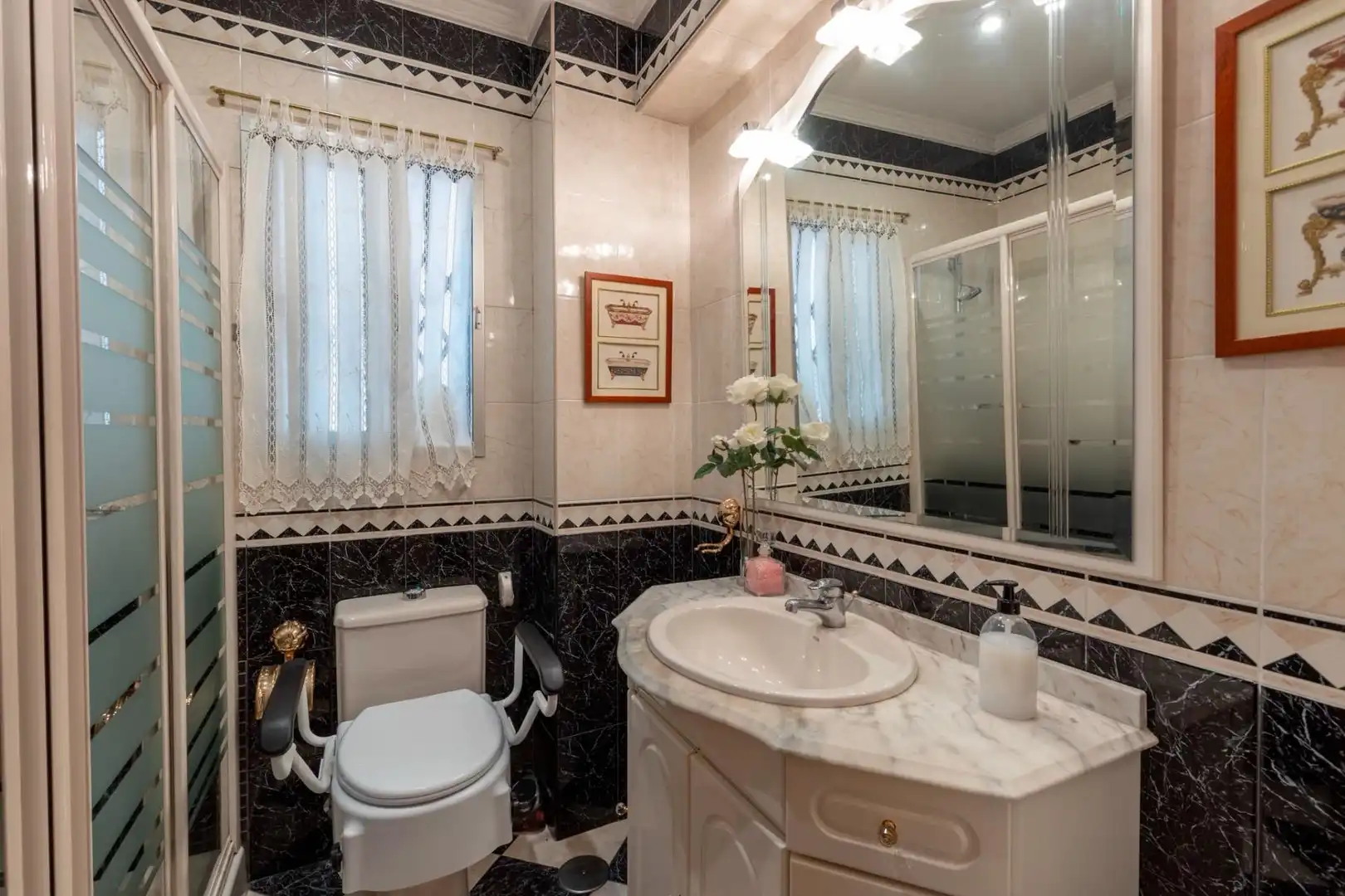 Bathroom of Flat for sale in Granada  with Air Conditioner, Heating and TV