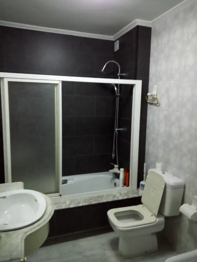 Baño de Piso en venta en Vigo  con Jardín privado, Terraza y Amueblado