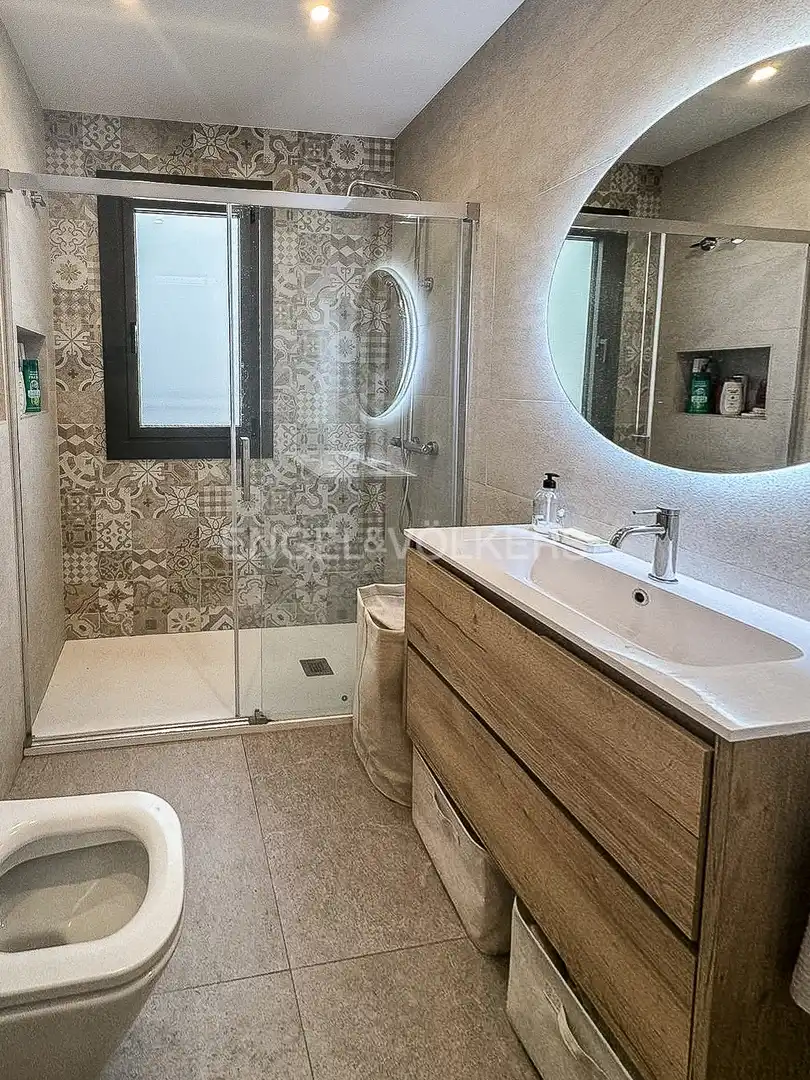 Badezimmer von Wohnung zur Miete in Barcelona mit Klimaanlage, Heizung und Parkett