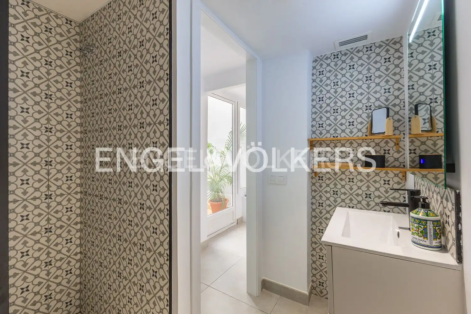 Bany de Apartament de lloguer en Valencia amb Aire condicionat, Calefacció i Moblat