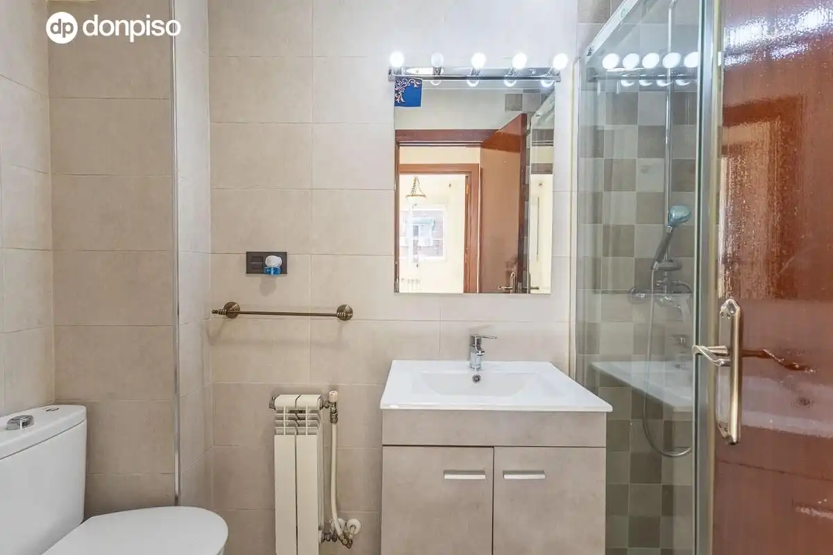 Bathroom of Flat for sale in Granada  with Air Conditioner, Heating and Terrace