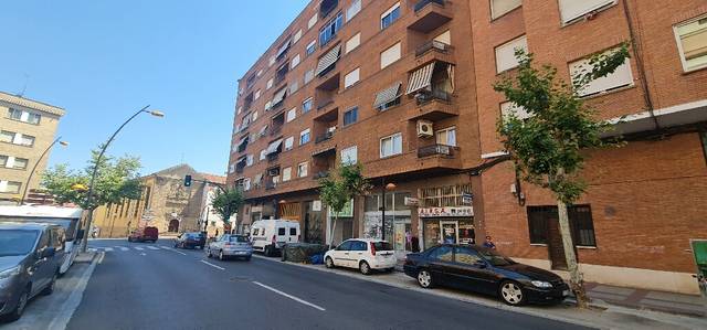 Local comercial en Venta en Avenida de Doce Ligero de Artillería en San Millán - Ayuntamiento