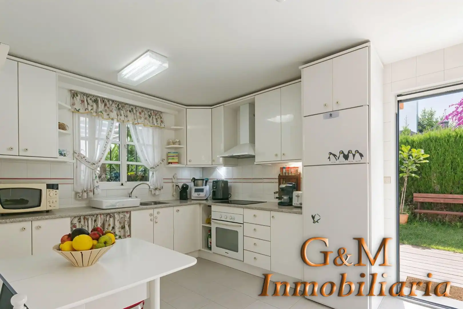 Küche von Einfamilien-Reihenhaus zum Verkauf in Estepona mit Privatgarten, Terrasse und Balkon