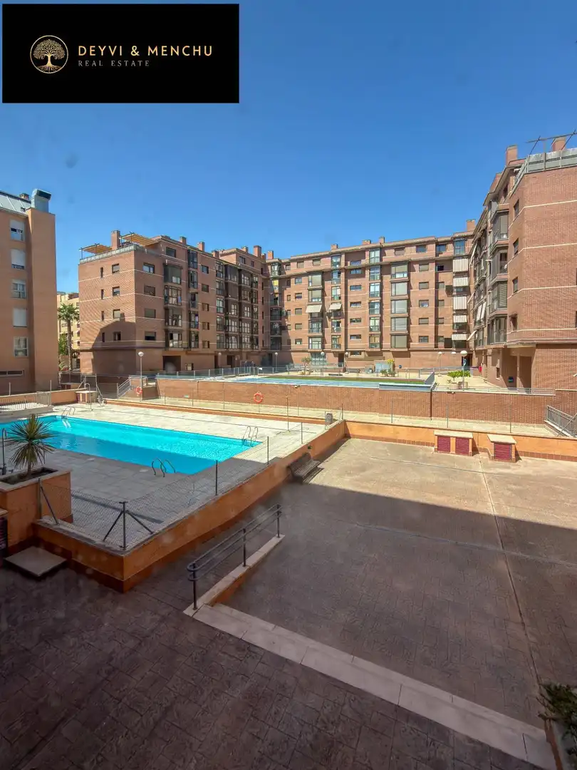 Piscina de Pis en venda en Madrid amb Aire condicionat, Calefacció i Jardí privat