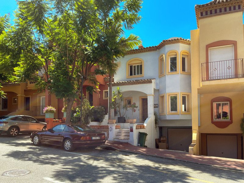 Vista exterior de Casa adosada de lloguer en Marbella amb Aire condicionat, Calefacció i Jardí privat