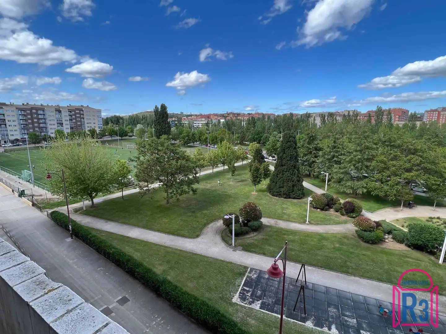 Vista exterior de Pis de lloguer en León Capital  amb Calefacció, Terrassa i Traster