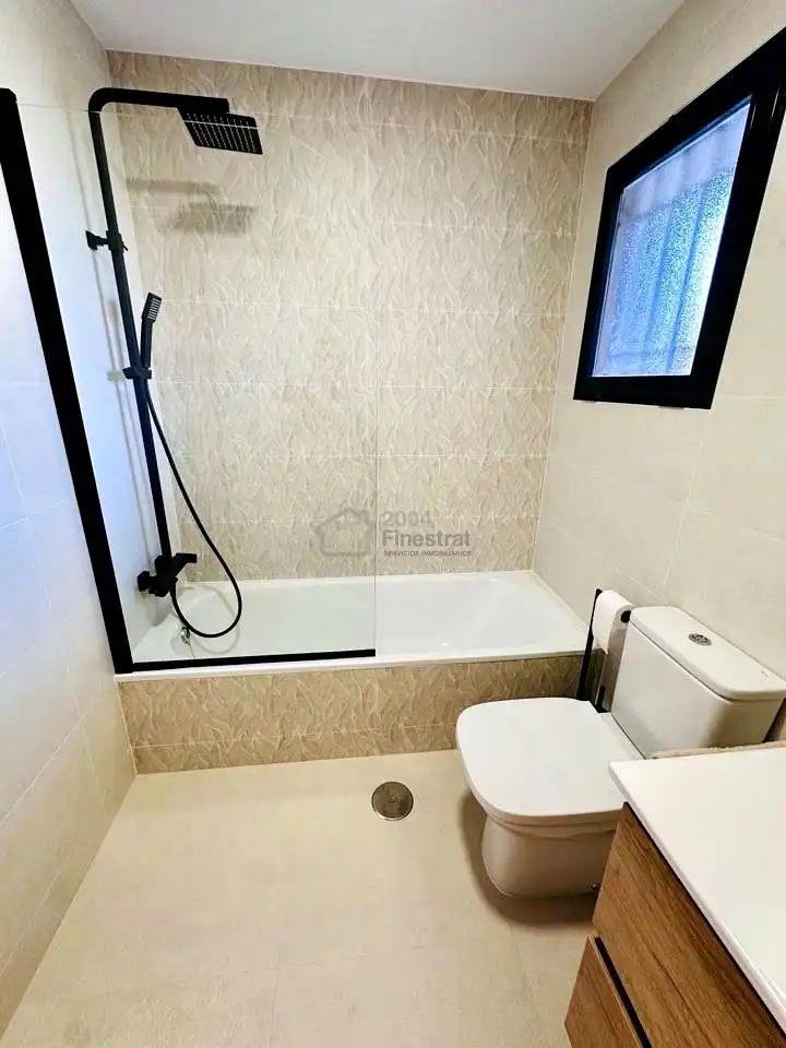Bathroom of Flat for rent in Benidorm  with Terrace, Furnished and Community pool