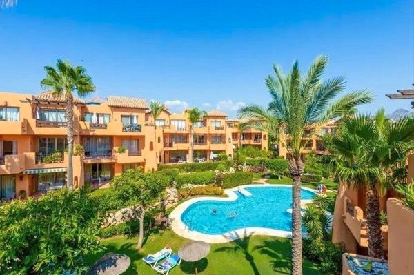 Vista exterior de Pis en venda en Estepona amb Aire condicionat