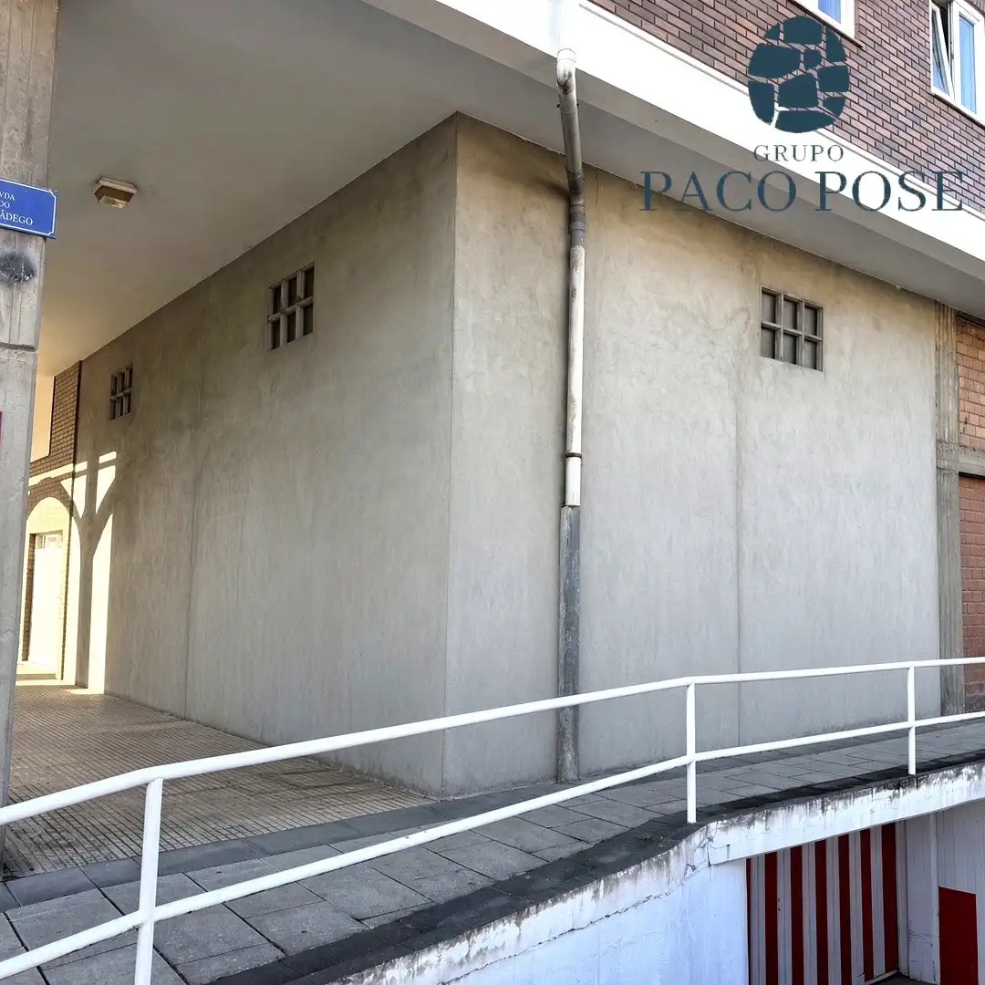 Locale commerciale in vendita a Avenida Fonteculler 23