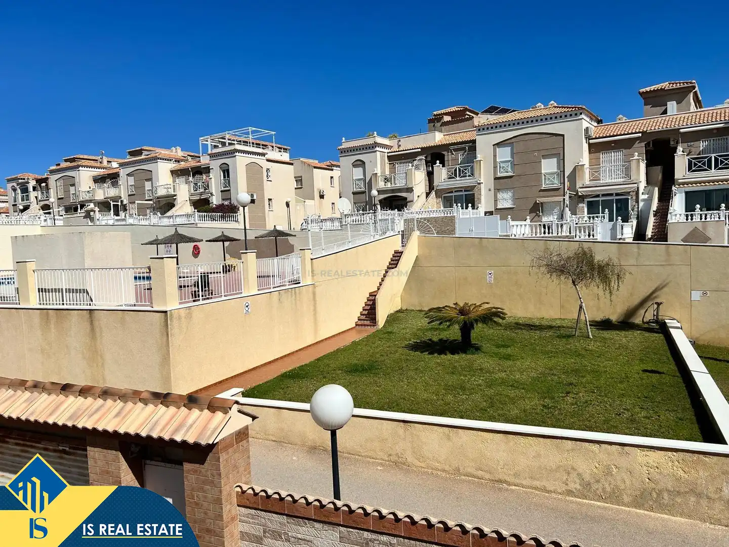 Vista exterior de Casa adosada de lloguer en Torrevieja amb Aire condicionat, Calefacció i Jardí privat