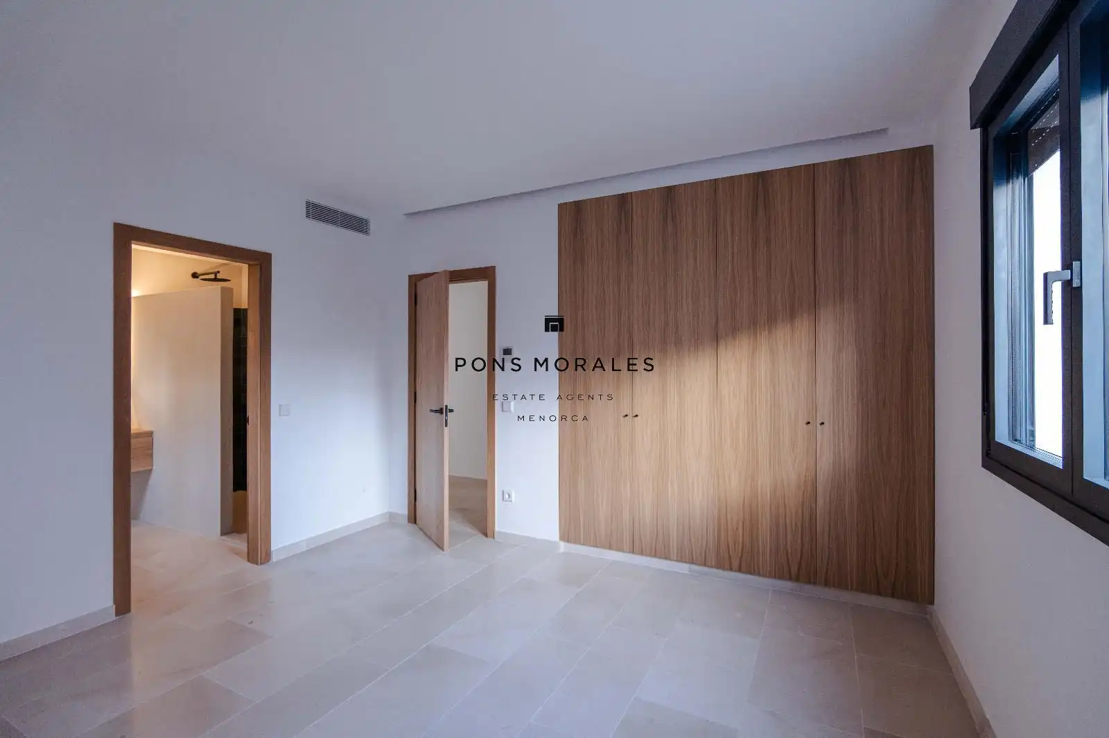 Habitación de Casa adosada en venta en Ciutadella de Menorca con Aire acondicionado, Calefacción y Jardín privado