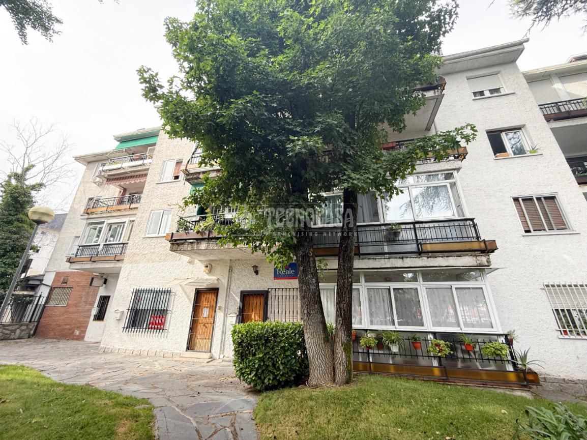 Vista exterior de Pis en venda en Collado Villalba amb Piscina comunitària