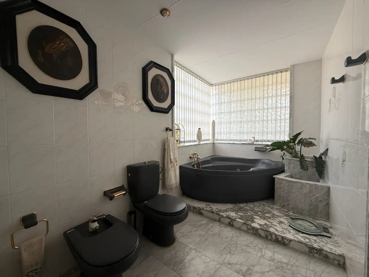 Badezimmer von Haus zum Verkauf in Begues mit Heizung, Privatgarten und Terrasse