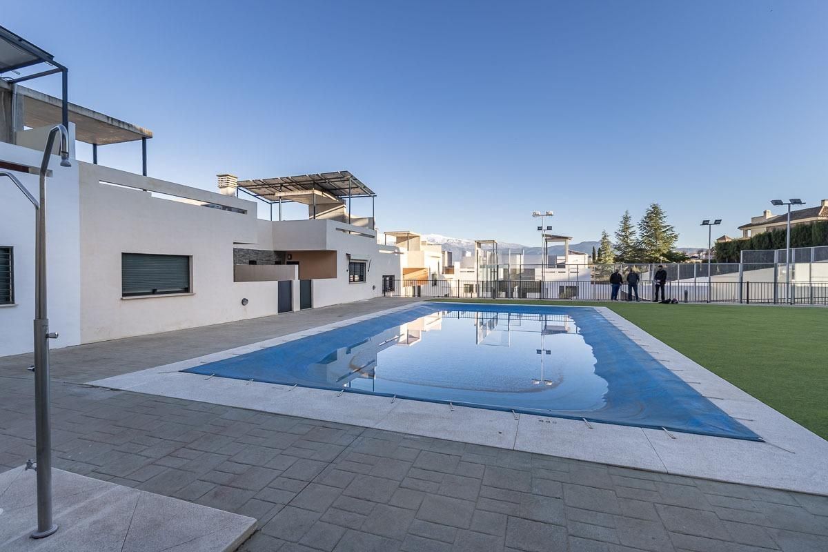 Piscina de Casa adosada en venda en Las Gabias amb Piscina comunitària