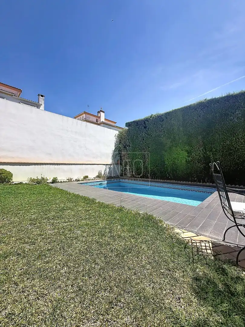 Piscina de Casa adosada en venta en Peligros con Aire acondicionado, Calefacción y Jardín privado