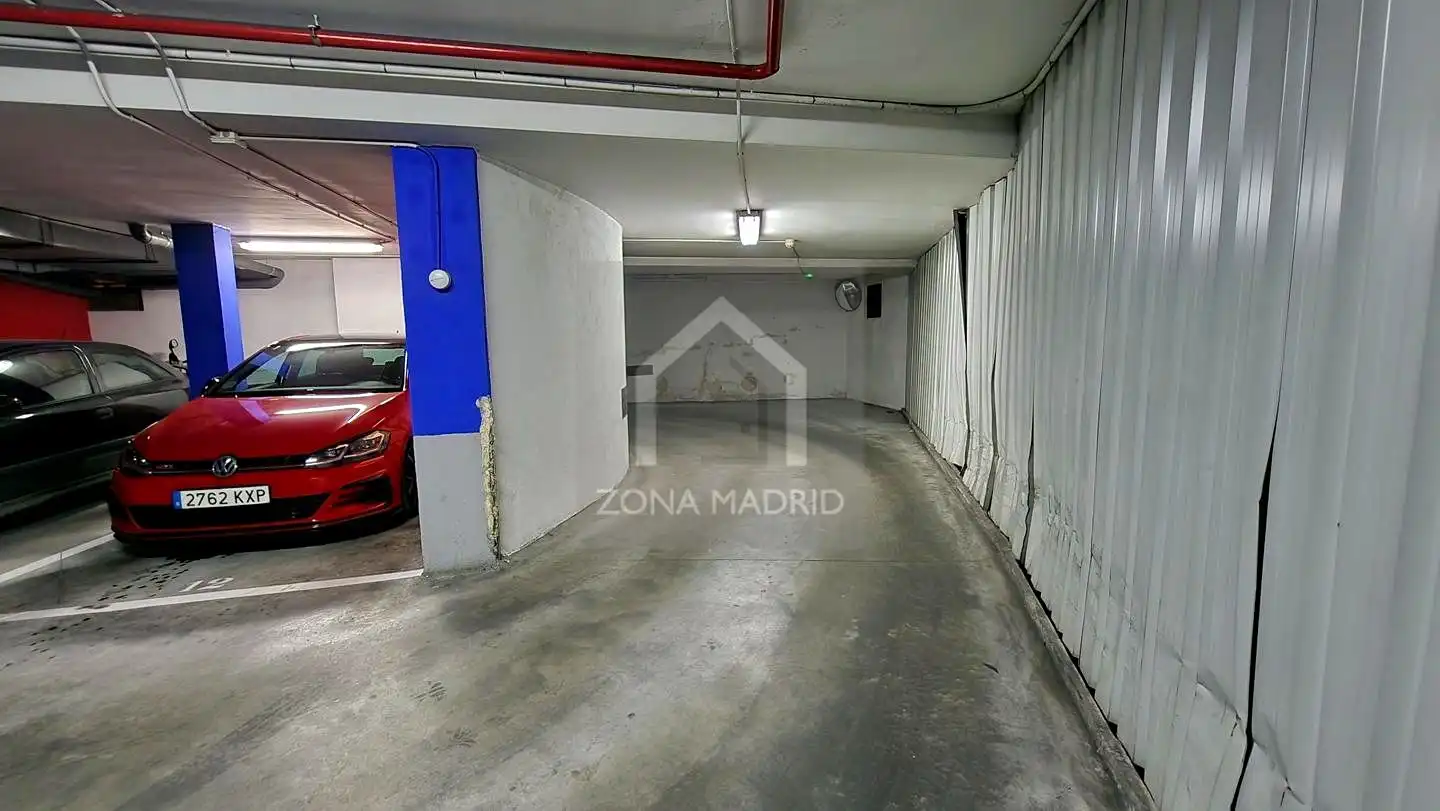 Parking de Piso de alquiler en Madrid con Aire acondicionado y Amueblado