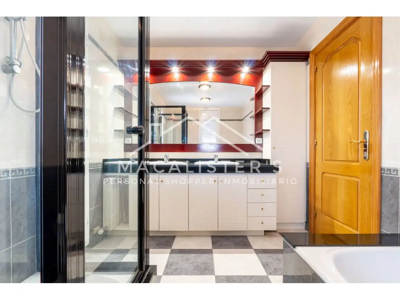 Bathroom of Houses for sale in El Masnou  with Heating, Private garden and Terrace